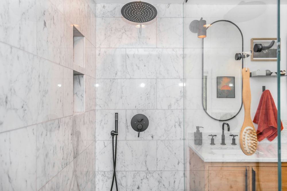 Takdusj  komfort, design og funksjon på badet